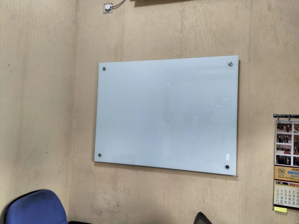 Glassboard 90x120 Gantung Kantor Advokat