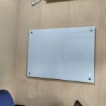 Glassboard 90x120 Gantung Kantor Advokat