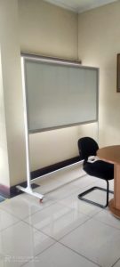 Papan Tulis Kaca Glassboard Standing di Jakarta Barat